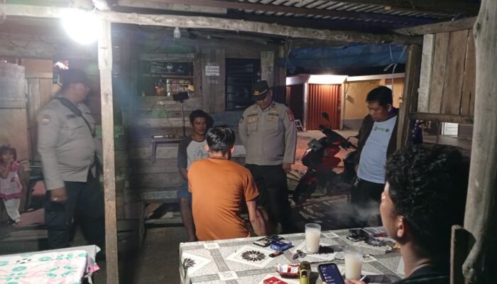 *Wujudkan Kamtibmas Kondusif, Polsek Gelar Patroli KRYD di Kedai Tuak Kampung Pinang Sebatang Timur*