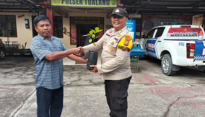 Polsek Tualang Tanamkan Nilai Hijau lewat Pemberian Bibit Pohon di Momen Ulang Tahun Personel