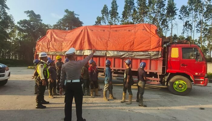 *Cegah Pelanggaran dan Kecelakaan, Polsek Tualang Sosialisasikan Bahaya Kendaraan ODOL*