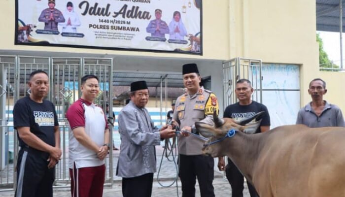 Semangat Berbagi di Momen Idul Adha, Polres Sumbawa-NTB Sembelih 16 Hewan Kurban