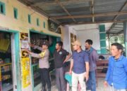 Sat Binmas Polres Pakpak Bharat Sosialisasikan Call Center 110 Kepada Masyarakat Bagikan Brosur Dan Tempel Stiker.