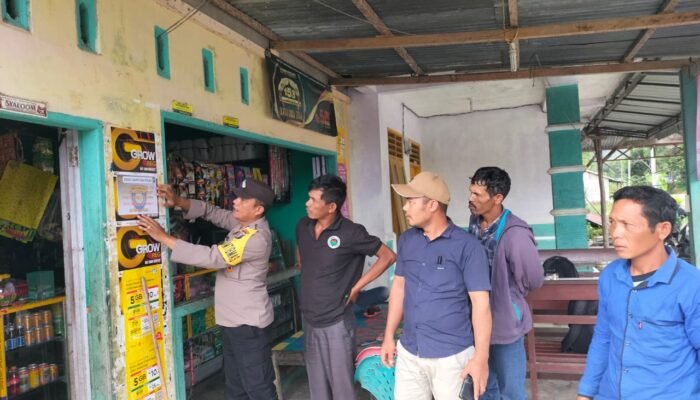 Sat Binmas Polres Pakpak Bharat Sosialisasikan Call Center 110 Kepada Masyarakat Bagikan Brosur Dan Tempel Stiker.
