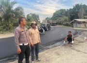 *Polsek Tualang Lakukan Pengaturan Sistem Buka-Tutup Arus di Simpang Bakal Demi Kelancaran Perbaikan Jalan*