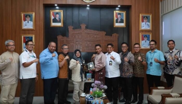 Bupati siak, Dr. Afni Z, Minta PT PHR dan SKK migas Rekrut Tenaga Kerja Anak Siak