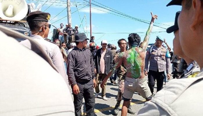 Demo Pembentukan Provinsi Pulau Sumbawa (PPS) di Pelabuhan Poto Tano Ricuh