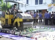 Ratusan Botol Minuman Beralkohol Dimusnahkan di Kantor Bupati
