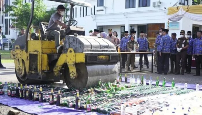 Ratusan Botol Minuman Beralkohol Dimusnahkan di Kantor Bupati