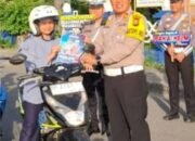 Bagikan Cokelat dan Brosur, Cara Humanis Polres Inhu Edukasi Pengendara