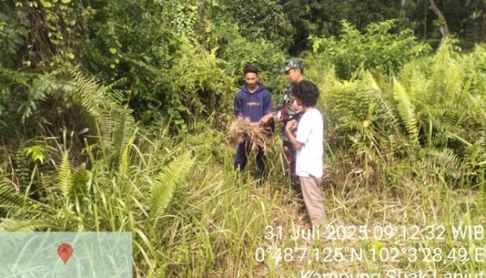 Babinsa Koramil 01/Siak Bersama Tim URC Laksanakan Vaksinasi Hewan Ternak di Kampung Srigading