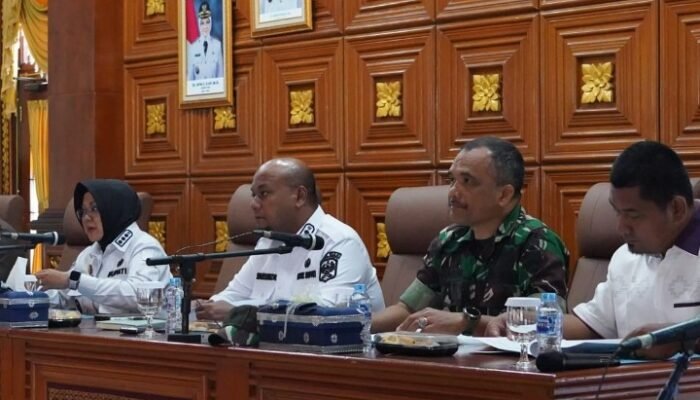 KASDIM 0322/SIAK HADIRI RAPAT PORKOPIMDA DAN PEMBENTUKAN TIM FASILITASI PENYELESAIAN KONFLIK HAK HUTAN DAN TANAH