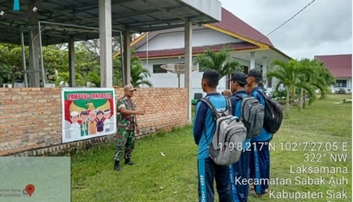 Babinsa Sabak Auh Tanamkan Nilai Pancasila di SMKN 1 Sabak Auh