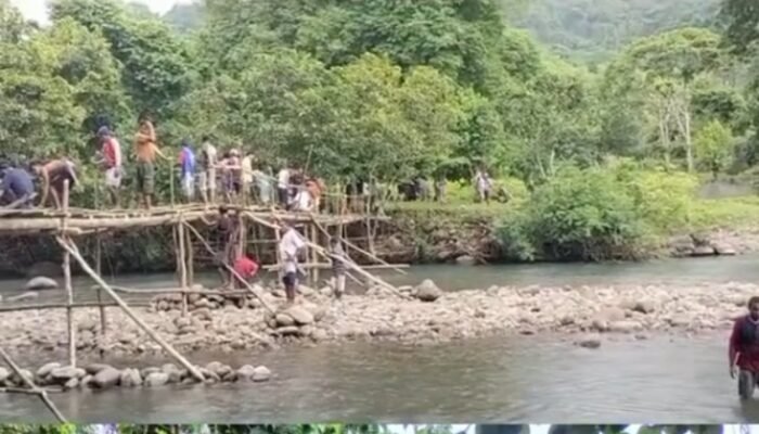 Pemerintah Tidur? Rakyat Bangun Jembatan Sendiri di Pulau Terlupakan