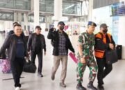 Foto Senyum Mantan Gubernur Edy Rahmayadi saat Berpapasan dengan Topan Ginting di Bandara Kualanamu Pakai Jaket Orange