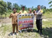 Bhabinkamtibmas dan Kepala Kampung Maredan Barat Patroli Cegah Karhutla di Tengah Cuaca Panas.