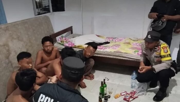 Sedang asik pesta minuman keras (miras). Dan obat obatan, Sekelompok pemuda terjaring razia di kamar Hotel.