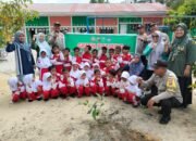 Polsek Tualang Ajak Anak TK Cinta Alam dan Jaga Lingkungan.