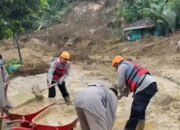 Selamatkan Warga Brimob Polda Sumut gerak cepat Buka Akses yang Tertutup Longsor di Sibangkua