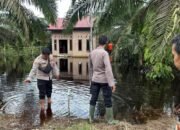 Banjir Rendam 32 Rumah di Dusun Segintil Koto Gasib, Polisi Turun Langsung Monitoring dan Buka Jalur Air