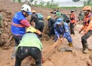 TNI AU Bergerak Cepat, Personel Lanud Husein Sastranegara Bantu Tangani Longsor di Cisarua Bandung Barat