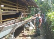 Demi kesehatan Ternak, Babinsa Tanah Jawa Ajak Warga Jaga Kebersihan Kandang.