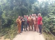 Wujud Kepedulian TNI Bersama Masyarakat Huta Tomuan, Babinsa Dampingi Peninjauan Lokasi Jembatan.