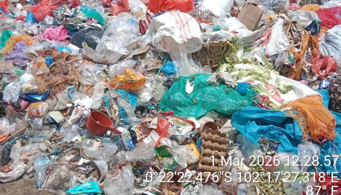 Tumpukan Sampah Di pasar baru air molek, Dikeluhkan pengunjung pasar dan pedagang.