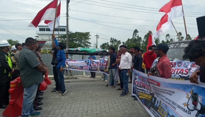 UNJUK RASA ELEMEN BURUH, MASYARAKAT DAN ORGANISASI PEMUDA, DI GERBANG PELABUHAN PELINDO REGIONAL PETI KEMAS.