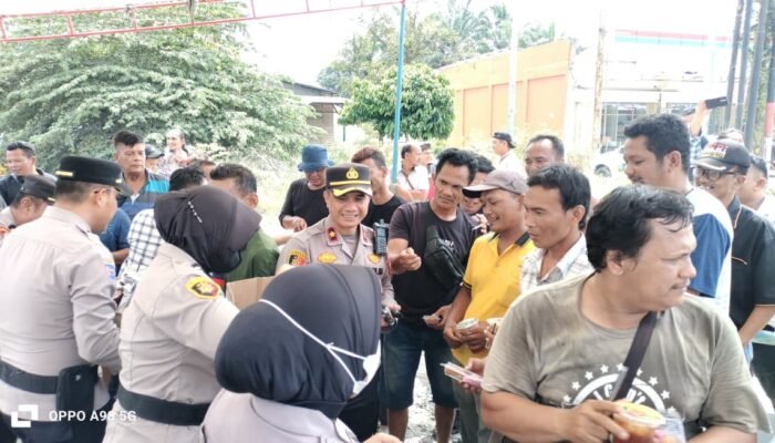 Kapolsek Minas Turun Langsung Amankan dan Bagikan Kue kepada Massa Aksi Penyetopan Jalan Jilid II di Minas Berlangsung Tertib