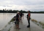 BPBD BERSAMA BABINSA DAN DINAS PU KAB.LANGKAT TURUN LANGSUNG KE LOKASI UPAYA PERBAIKAN TANGGUL YANG JEBOL