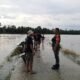 BPBD BERSAMA BABINSA DAN DINAS PU KAB.LANGKAT TURUN LANGSUNG KE LOKASI UPAYA PERBAIKAN TANGGUL YANG JEBOL