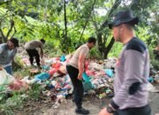 Wujud Keluhan Masyarakat, Polsek Tualang Bersama Pemerintah Kampung Bersihkan Tumpukan Sampah di Simpang Gondrong.