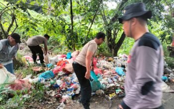 Wujud Keluhan Masyarakat, Polsek Tualang Bersama Pemerintah Kampung Bersihkan Tumpukan Sampah di Simpang Gondrong.