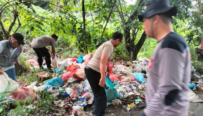 Wujud Keluhan Masyarakat, Polsek Tualang Bersama Pemerintah Kampung Bersihkan Tumpukan Sampah di Simpang Gondrong.