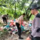 Wujud Keluhan Masyarakat, Polsek Tualang Bersama Pemerintah Kampung Bersihkan Tumpukan Sampah di Simpang Gondrong.