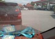 Antrean Panjang di SPBU Pertamina, Lalu Lintas Terhambat mobil penguna BBM.