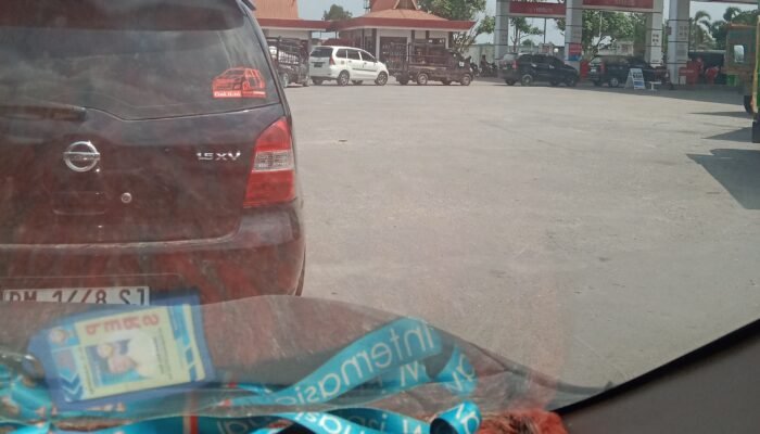 Antrean Panjang di SPBU Pertamina, Lalu Lintas Terhambat mobil penguna BBM.