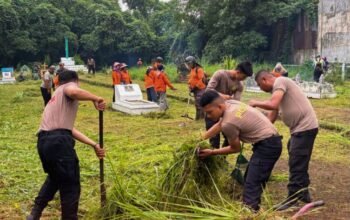 SAMBUT HUT RI KE-81, PERSONEL BRIMOB POLDA SUMUT BERSAMA FORKOPIMCAM KERJA BAKTI DI TMP TANJUNG MORAWA.