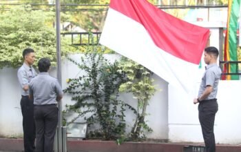 KANWIL KEMENTERIAN HUKUM RIAU GELAR UPACARA HUT RI KE-81 MANDIRI, TANAMKAN SEMANGAT PENGABDIAN DAN PERSATUAN.