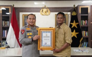 KAPOLDA RIAU BERI PENGHARGAAN DUA YAYASAN ATAS KONTRIBUSI PEMBANGUNAN JEMBATAN MERAH PUTIH PRESISI