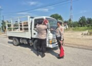 BAGIKAN BENDERA MERAH PUTIH GRATIS, POLRES SIAK KIBARKAN SEMANGAT NASIONALISME SAMBUT HUT RI KE-81.