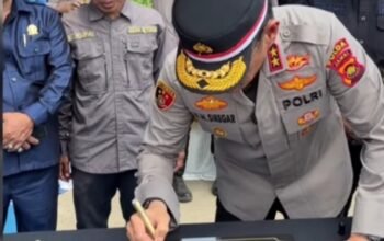 KAPOLDA JAMBI RESMIKAN JEMBATAN MERAH PUTIH PRESISI DI MUARO JAMBI.