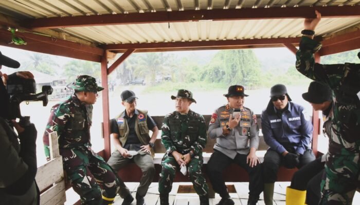 Kapolda Riau, Pangdam XIX/Tuanku Tambusai dan Tenaga Ahli Kepala BNPB Tinjau Langsung Penanganan Karhutla di Inhu.