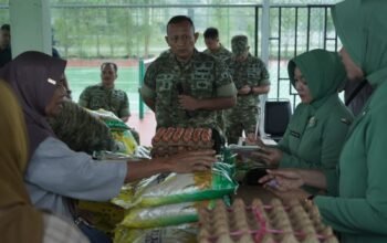 Sambut HUT ke-81 TNI, Kodim 0322/Siak Gelar Bazar Sembako Murah Bantu Masyarakat.