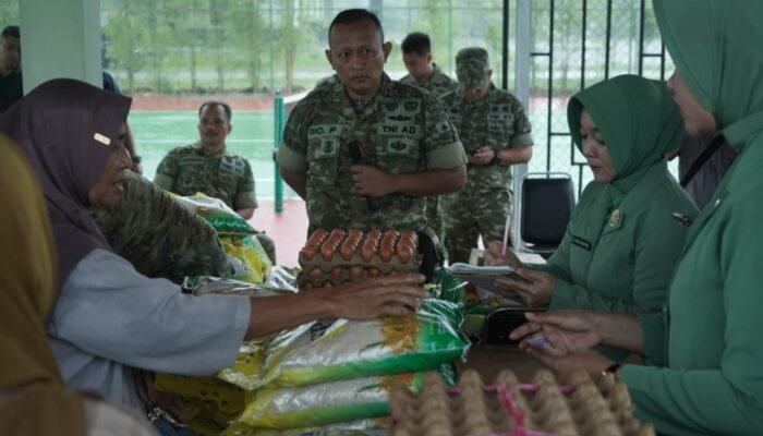 Sambut HUT ke-81 TNI, Kodim 0322/Siak Gelar Bazar Sembako Murah Bantu Masyarakat.